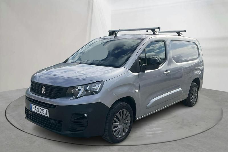 Grå Begagnad 2023 Peugeot Partner Minibuss | 198 000 kr (Marknadspris) - Bild 1/4