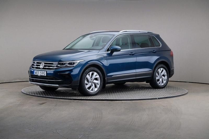 Blå Begagnad 2021 VW Tiguan Elegance SUV | 325 000 kr (Marknadspris) - Bild 1/4