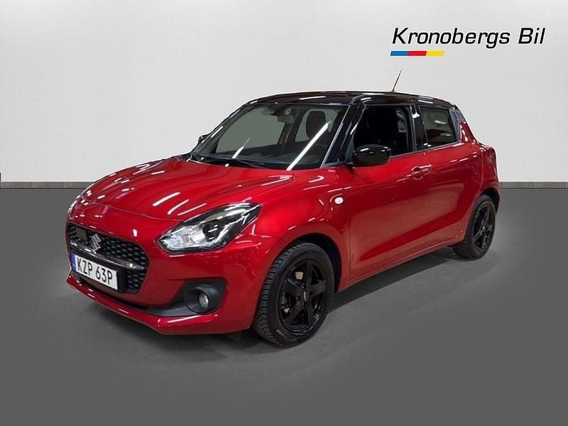 Röd metallic/svart tak Begagnad 2024 Suzuki Swift Halvkombi | 199 500 kr (Marknadspris) - Bild 1/4