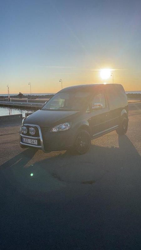 Svart Begagnad 2011 VW Caddy Minibuss | 60 000 kr (Marknadspris) - Bild 1/1