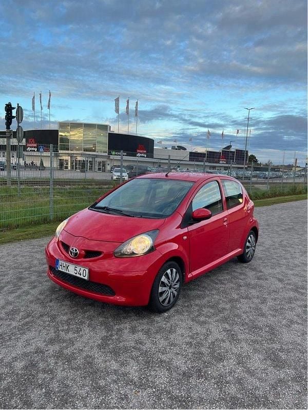 Röd Begagnad 2007 Toyota Aygo Halvkombi | 30 000 kr (Marknadspris) - Bild 1/4