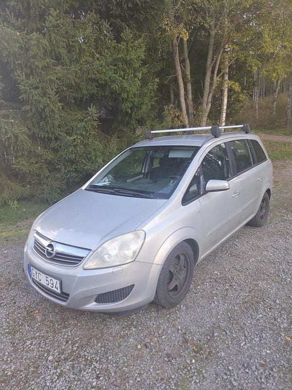 Grå Begagnad 2008 Opel Zafira Minibuss | 23 500 kr (Marknadspris) - Bild 1/4