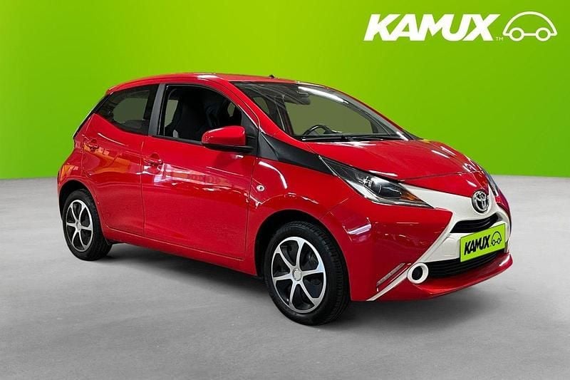 Röd Begagnad 2018 Toyota Aygo Halvkombi | 89 800 kr (Marknadspris) - Bild 1/4