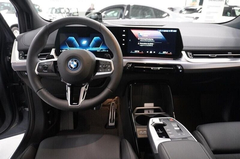 Begagnad BMW 230e Active Tourer Comfort Edition 327 HK (240 kW) 2023 Grå/silver Minibuss