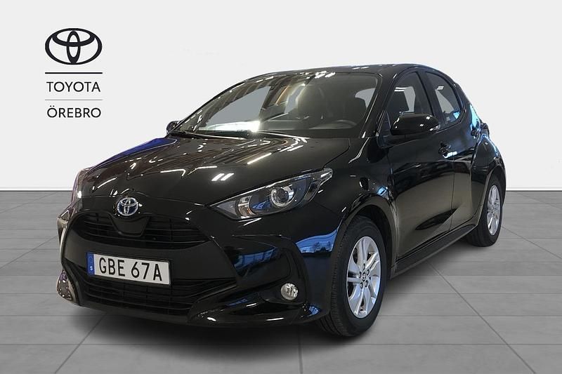 Svart Begagnad 2023 Toyota Yaris Hybrid Active Halvkombi | 219 900 kr (Marknadspris) - Bild 1/3