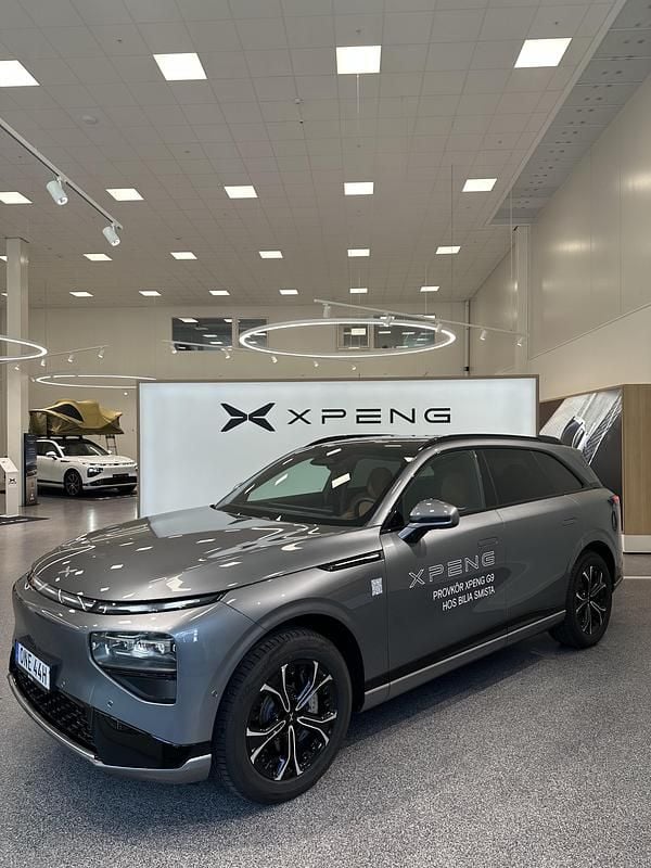 Grå Begagnad 2024 XPENG G9 SUV | 668 552 kr (Marknadspris) - Bild 1/4