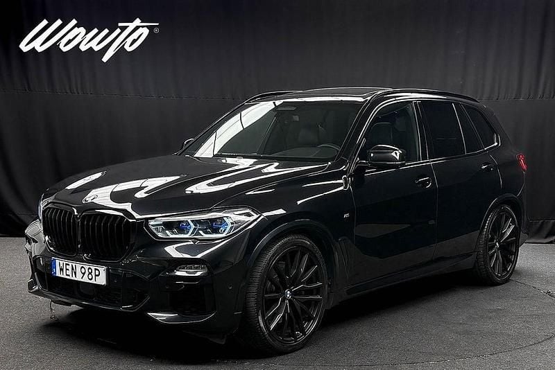 Safirsvart metallic Begagnad 2020 BMW X5 M Sport SUV | 649 800 kr (Marknadspris) - Bild 1/3