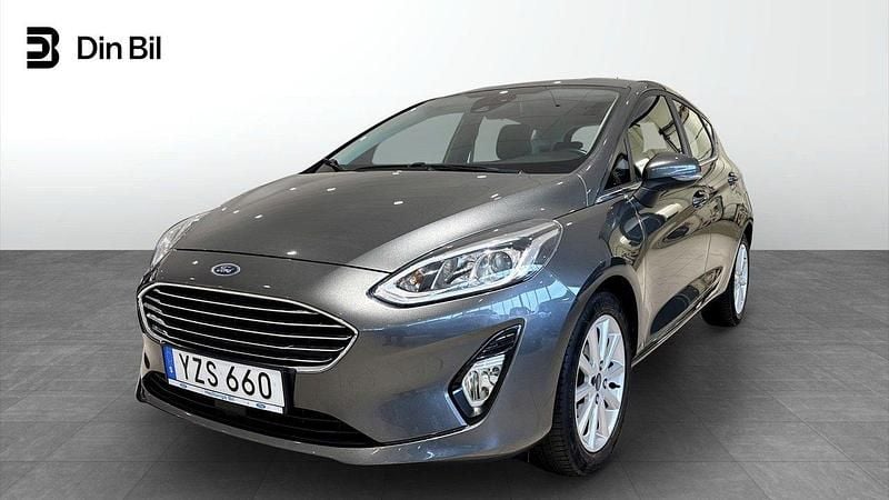 Grå Begagnad 2017 Ford Fiesta Titanium Halvkombi | 119 900 kr (Marknadspris) - Bild 1/4