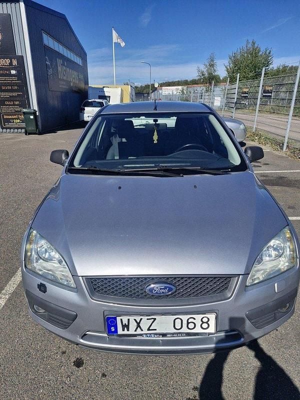 Silver Begagnad 2005 Ford Focus Halvkombi | 16 000 kr (Marknadspris) - Bild 1/4