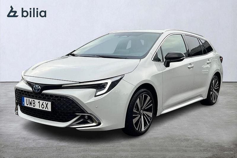 Grå Begagnad 2025 Toyota Corolla Style Kombi | 344 800 kr (Marknadspris) - Bild 1/4