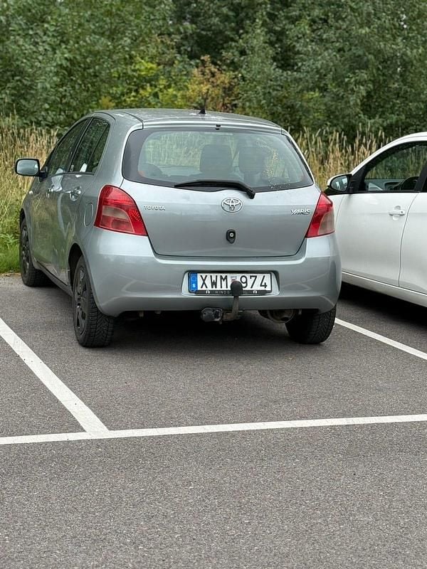 Silver Begagnad 2006 Toyota Yaris Halvkombi | 23 000 kr (Bra pris) - Bild 1/4