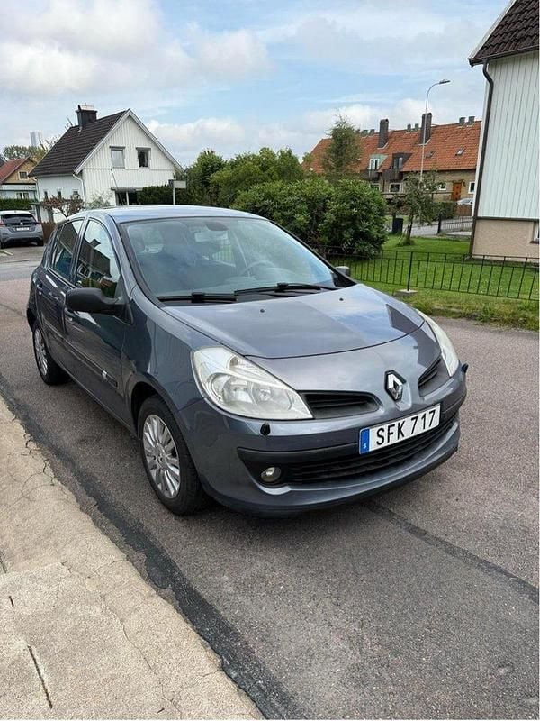 Blå Begagnad 2007 Renault Clio R.S. Halvkombi | 45 000 kr (Marknadspris) - Bild 1/3