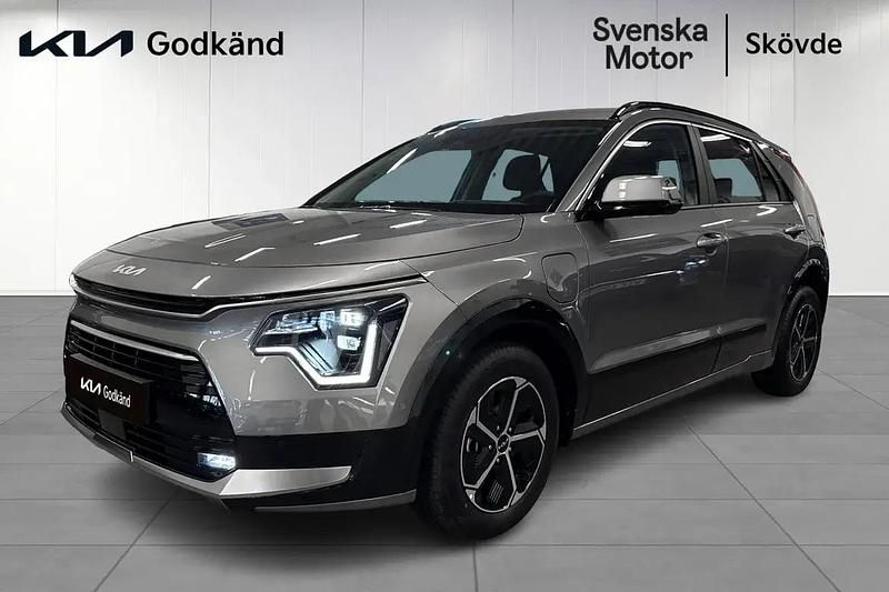 Grå Ny 2024 Kia Niro Advance SUV | 399 200 kr (Marknadspris) - Bild 1/4