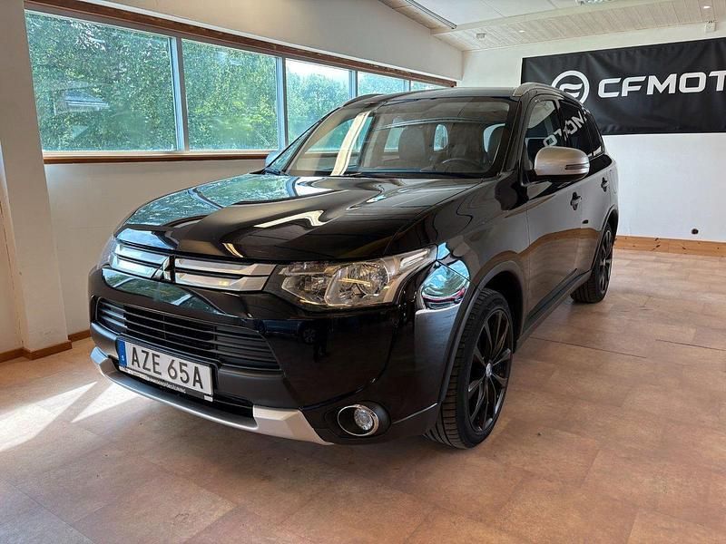 Svart Begagnad 2015 Mitsubishi Outlander SUV | 109 900 kr (Bra pris) - Bild 1/4