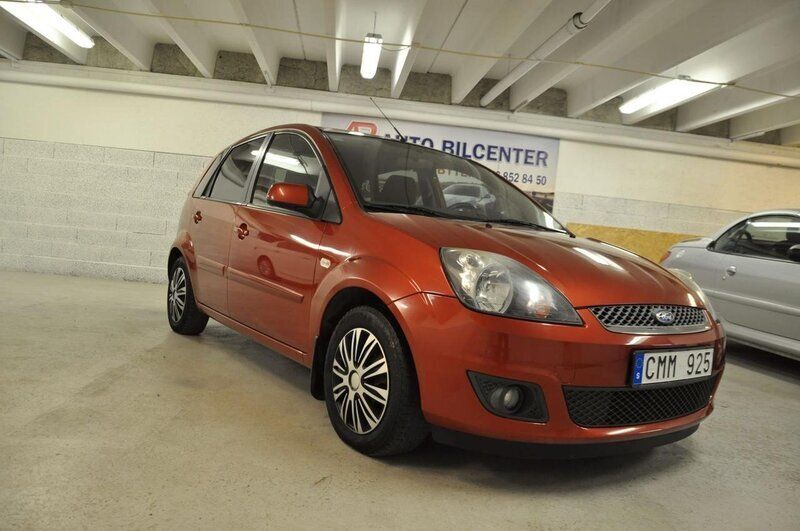 Begagnad Ford Fiesta 81 HK (59 kW) 2007 Orange Halvkombi
