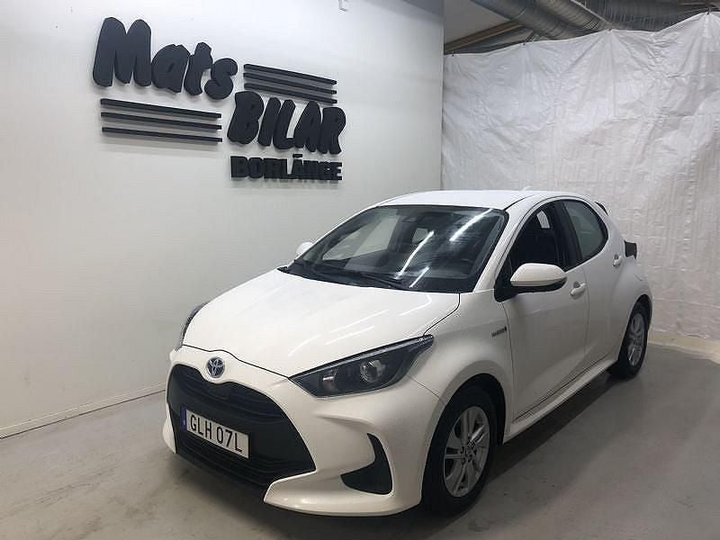 Vit Begagnad 2021 Toyota Yaris Hybrid Active Halvkombi | 189 900 kr (Marknadspris) - Bild 1/4