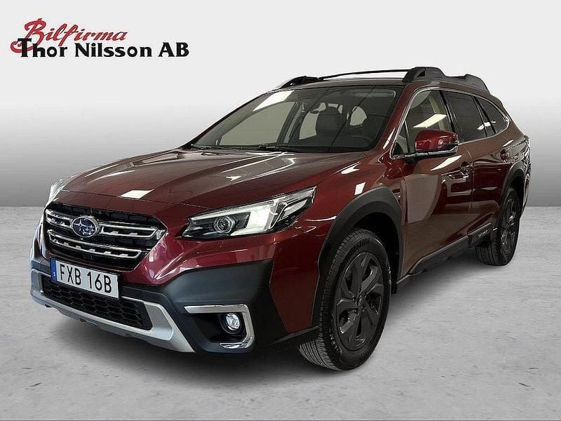 Ljusröd (crimson red pearl) Begagnad 2022 Subaru Outback SUV | 359 500 kr (Marknadspris) - Bild 1/4
