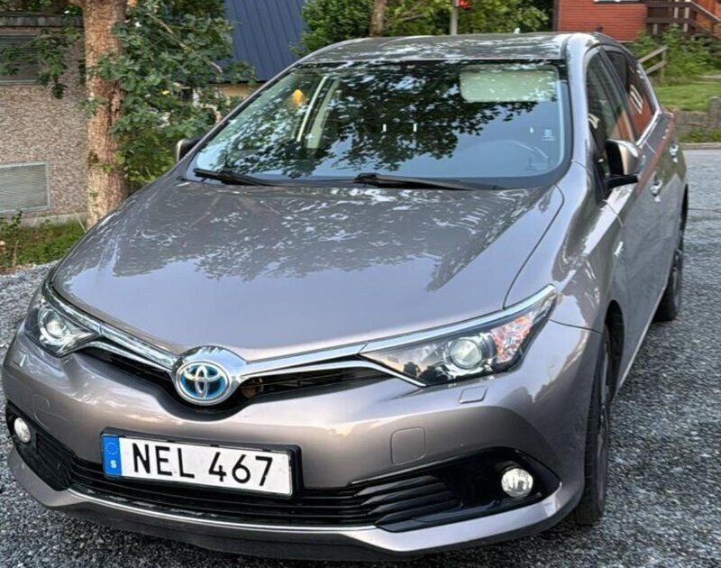 Brun Begagnad 2016 Toyota Auris Hybrid Halvkombi | 155 000 kr (Marknadspris) - Bild 1/4