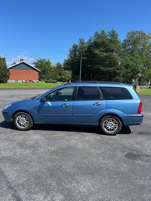Begagnad Ford Focus Ghia 131 HK (96 kW) 2002 Blå Kombi