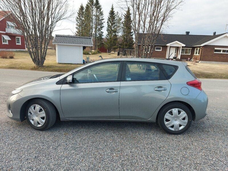Grå Begagnad 2014 Toyota Auris Life Halvkombi | 120 000 kr (Lite dyr) - Bild 1/2