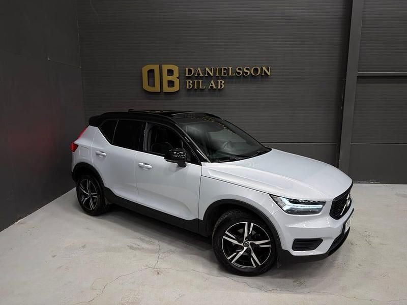 Grå Begagnad 2022 Volvo XC40 R-Design SUV | 349 800 kr (Marknadspris) - Bild 1/4