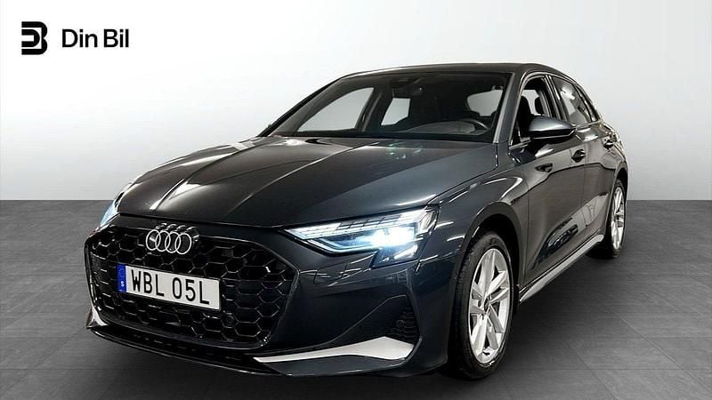 Grå Begagnad 2024 Audi A3 Sportback Proline Halvkombi | 314 900 kr (Dyr) - Bild 1/4