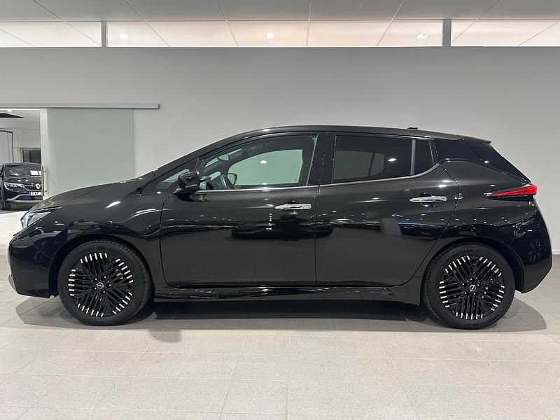 Begagnad Nissan Leaf N-Connecta 111 kW (151 HK) 2023 Svart Halvkombi