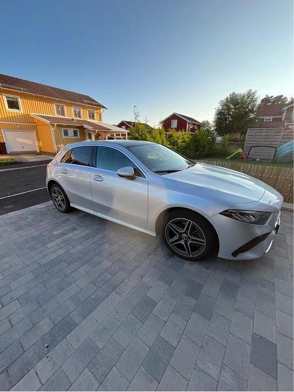 Silver Begagnad 2023 Mercedes A250 AMG Halvkombi | 359 000 kr (Lite dyr) - Bild 1/4