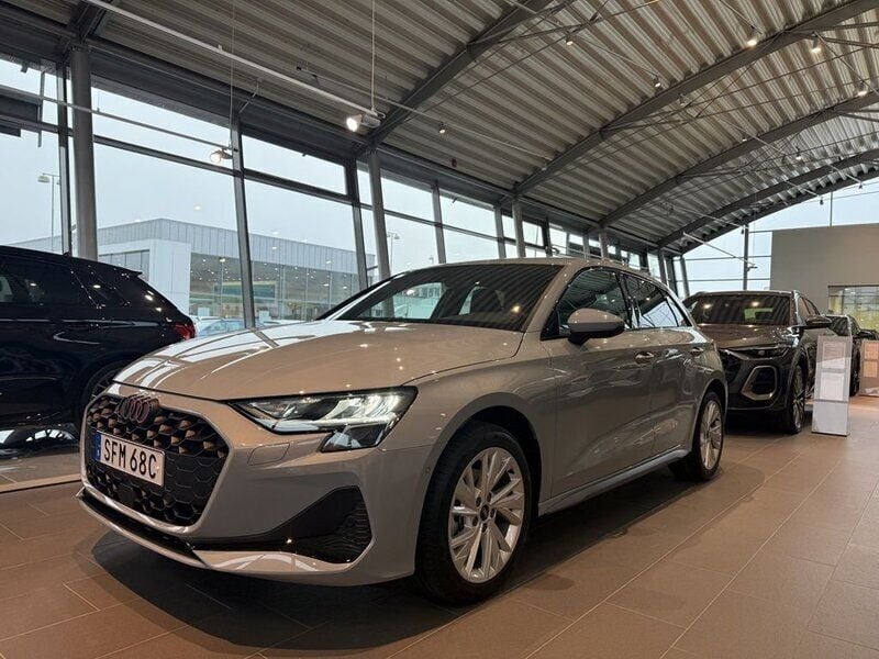 Grå (pilgrå pärleffekt) Ny 2025 Audi A3 Sportback Advanced Plus Halvkombi | 401 800 kr (Dyr) - Bild 1/4