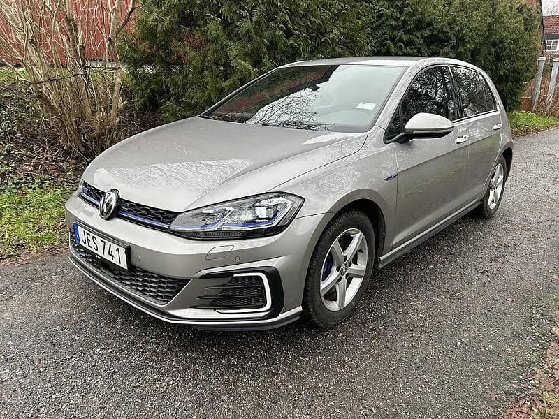 Silver Begagnad 2017 VW Golf VII GTE Halvkombi | 146 000 kr (Superpris) - Bild 1/4