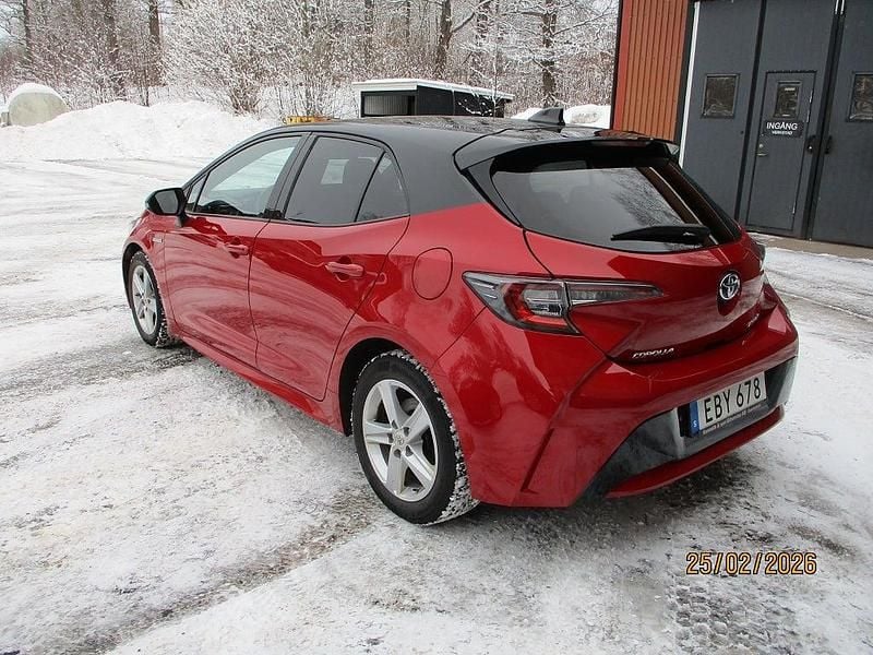 Begagnad Toyota Corolla Hybrid Style 122 HK (89 kW) 2019 Röd Halvkombi
