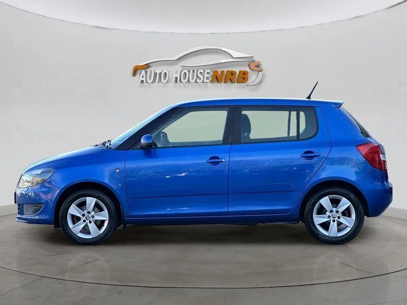 Blå Begagnad 2015 Skoda Fabia Ambiente Halvkombi | 62 900 kr (Marknadspris) - Bild 1/4