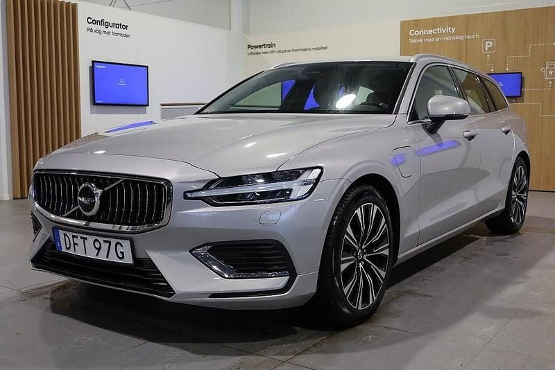 Begagnad Volvo V60 Core 253 HK (186 kW) 2023 Silver Kombi