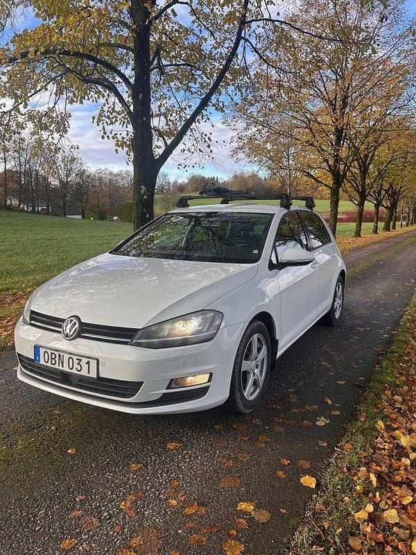Vit Begagnad 2014 VW Golf VII Halvkombi | 85 000 kr (Marknadspris) - Bild 1/4