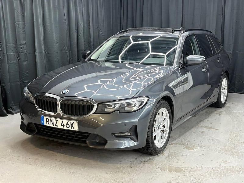 Grå Begagnad 2021 BMW 320 Sport Line Kombi | 269 900 kr (Bra pris) - Bild 1/4
