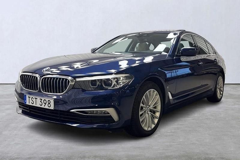 Blå Begagnad 2018 BMW 530 iPerformance Sedan | 269 900 kr (Marknadspris) - Bild 1/4