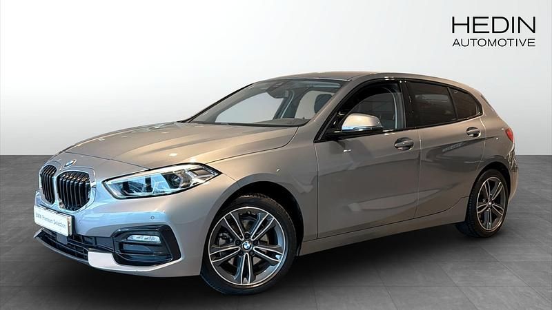 Grå (grey) Begagnad 2022 BMW 118 Sport Line Halvkombi | 238 700 kr (Marknadspris) - Bild 1/4