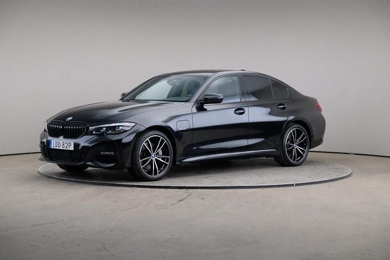 Svart Begagnad 2022 BMW 330e M Sport Sedan | 365 000 kr (Marknadspris) - Bild 1/4