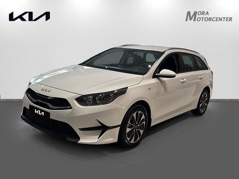 Vit Ny 2025 Kia Ceed Sportswagon Kombi | 254 656 kr (Marknadspris) - Bild 1/4