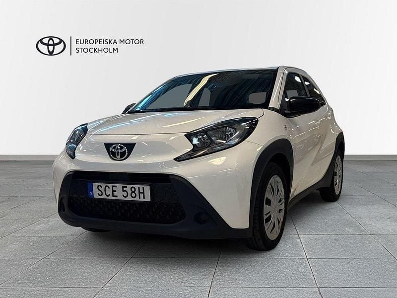 Vit Begagnad 2022 Toyota Aygo Play Halvkombi | 174 900 kr (Marknadspris) - Bild 1/4