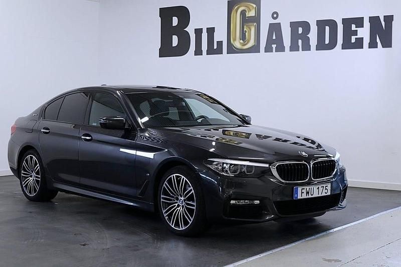 Grå Begagnad 2017 BMW 530 iPerformance Sedan | 309 900 kr (Dyr) - Bild 1/4