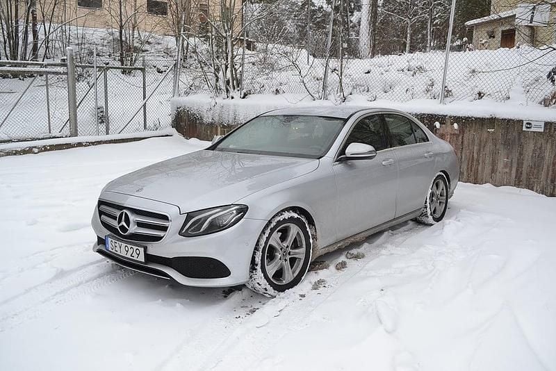 Silver Begagnad 2018 Mercedes E220 Avantgarde Sedan | 299 900 kr (Bra pris) - Bild 1/4