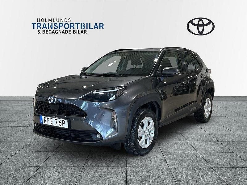 Mörkgrå Begagnad 2022 Toyota Yaris Cross Active SUV | 279 900 kr (Marknadspris) - Bild 1/4