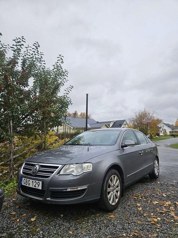 Grå Begagnad 2007 VW Passat Sportline Sedan | 30 000 kr (Marknadspris) - Bild 1/4
