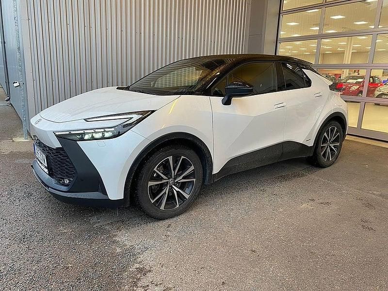 Vit Begagnad 2023 Toyota C-HR Style SUV | 398 500 kr (Marknadspris) - Bild 1/4