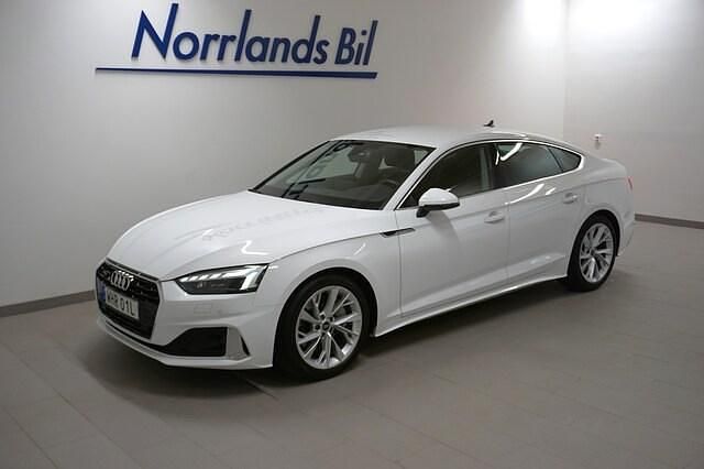 Ibisvit Begagnad 2023 Audi A5 Sportback Advanced Plus Halvkombi | 399 900 kr (Marknadspris) - Bild 1/4