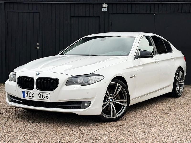 Vit Begagnad 2012 BMW 520 M Sport Sedan | 109 900 kr (Bra pris) - Bild 1/4