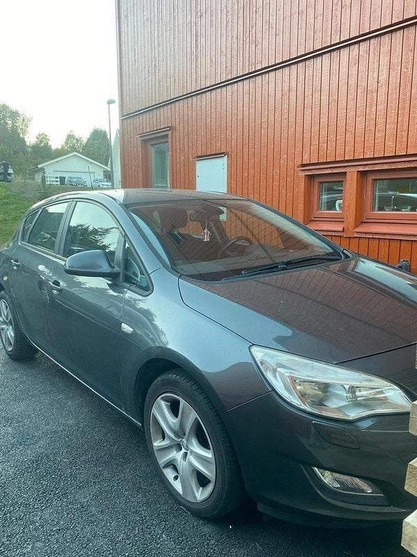 Grå Begagnad 2010 Opel Astra Enjoy Halvkombi | 18 000 kr (Superpris) - Bild 1/4