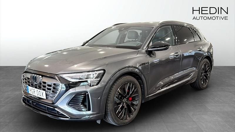 Grå (grey) Begagnad 2023 Audi Q8 e-tron S-Line SUV | 689 900 kr (Marknadspris) - Bild 1/4