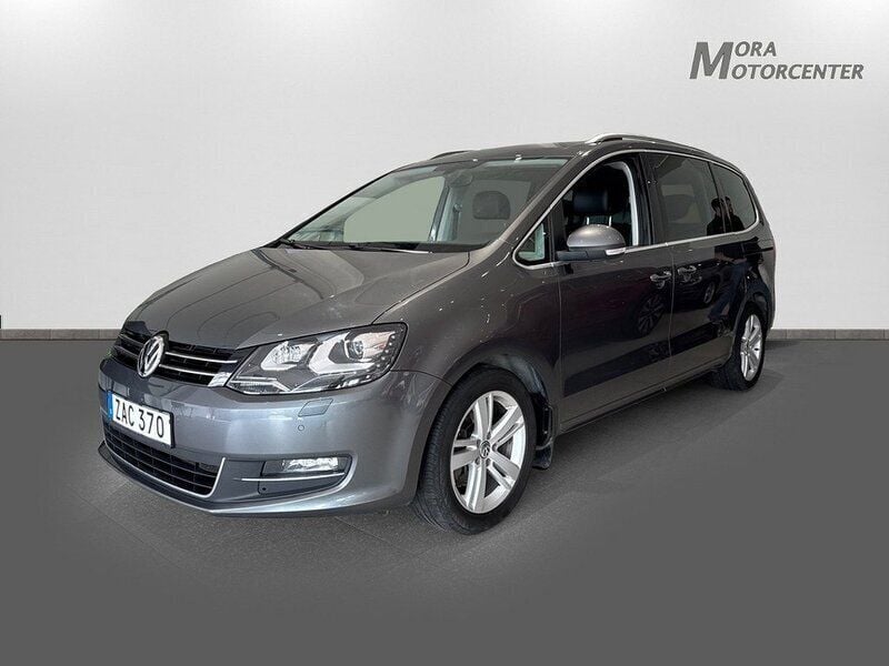 Mörkgrå (grå) Begagnad 2017 VW Sharan GT Minibuss | 309 000 kr (Marknadspris) - Bild 1/4